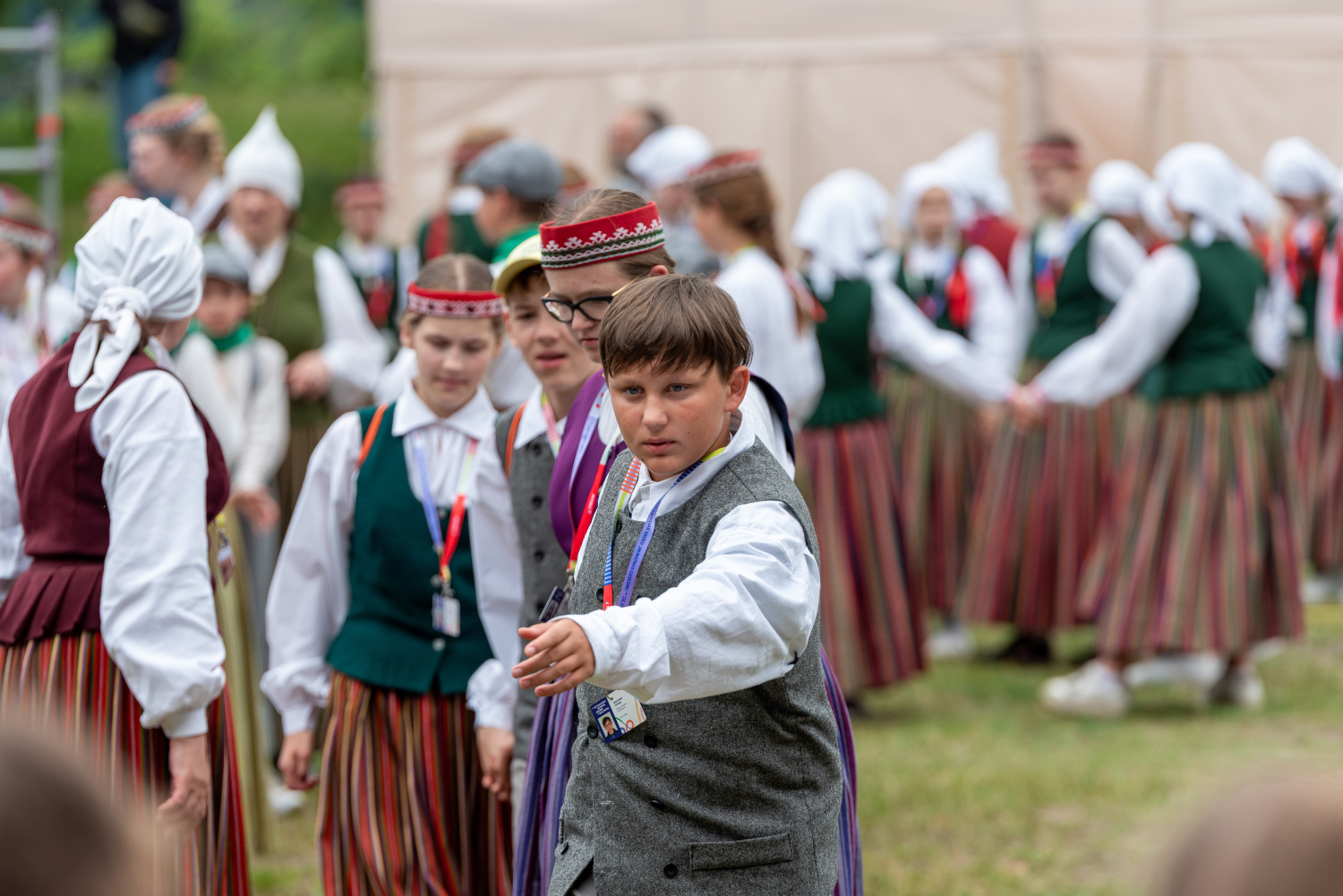 XIII Latvijas Skolu jaunatnes dziesmu un deju svētki: folkloras kopu programma "Dindaru, dandaru, radu novadu rakstus"