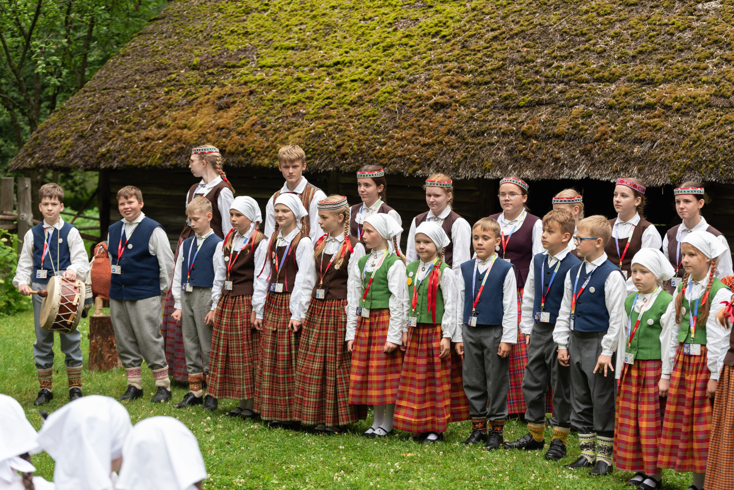 XIII Latvijas Skolu jaunatnes dziesmu un deju svētki: folkloras kopu programma "Dindaru, dandaru, radu novadu rakstus"