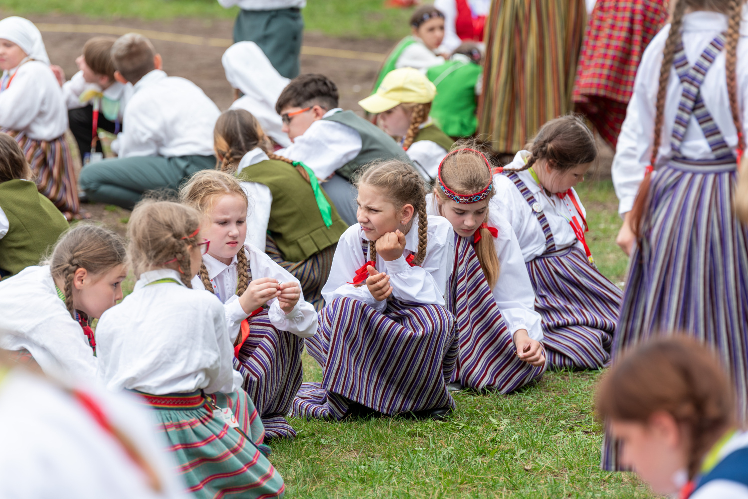 XIII Latvijas Skolu jaunatnes dziesmu un deju svētki: folkloras kopu programma "Dindaru, dandaru, radu novadu rakstus"