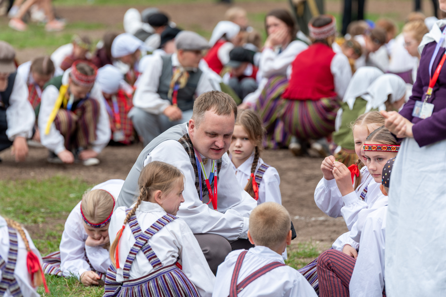 XIII Latvijas Skolu jaunatnes dziesmu un deju svētki: folkloras kopu programma "Dindaru, dandaru, radu novadu rakstus"