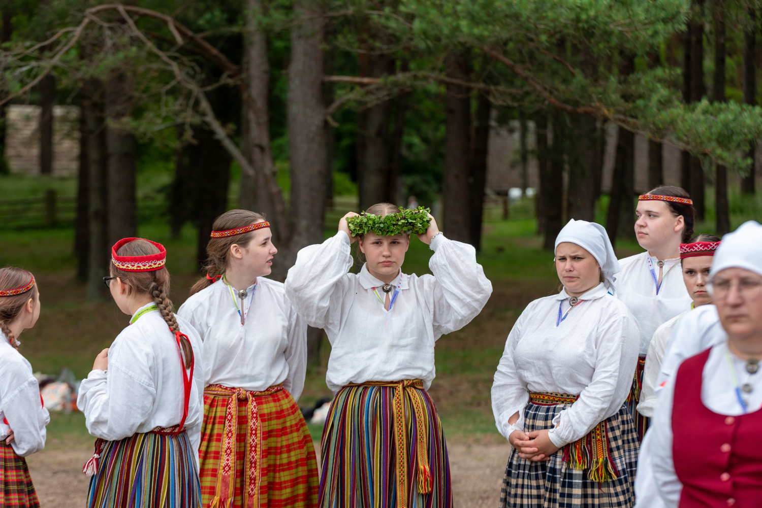 XIII Latvijas Skolu jaunatnes dziesmu un deju svētki: folkloras kopu programma "Dindaru, dandaru, radu novadu rakstus"