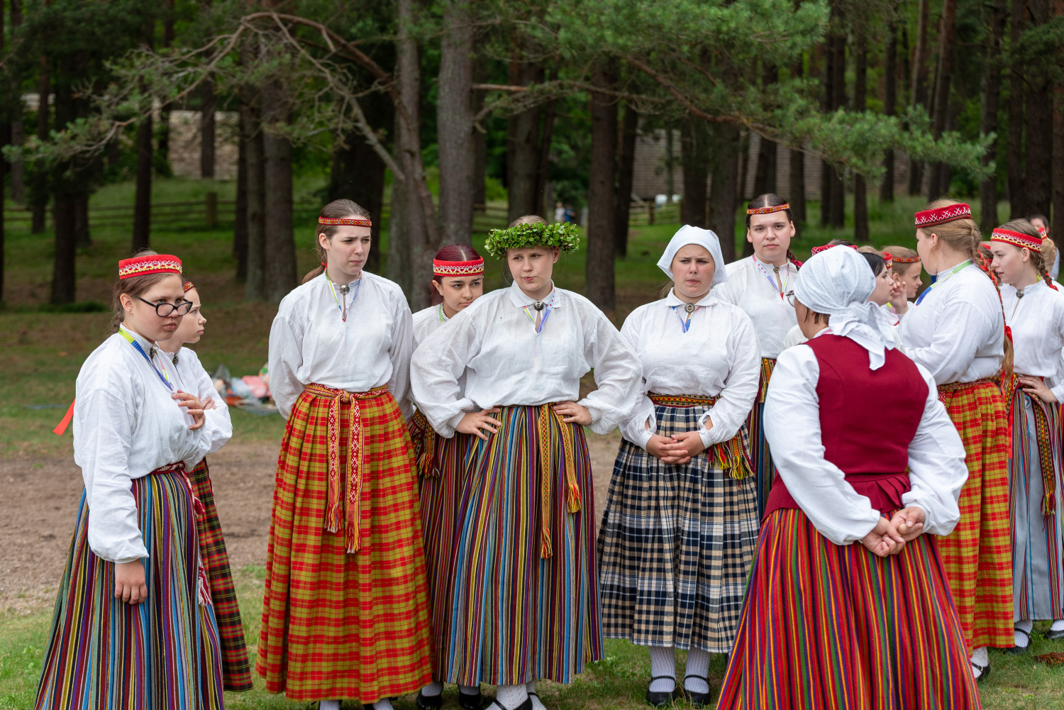 XIII Latvijas Skolu jaunatnes dziesmu un deju svētki: folkloras kopu programma "Dindaru, dandaru, radu novadu rakstus"