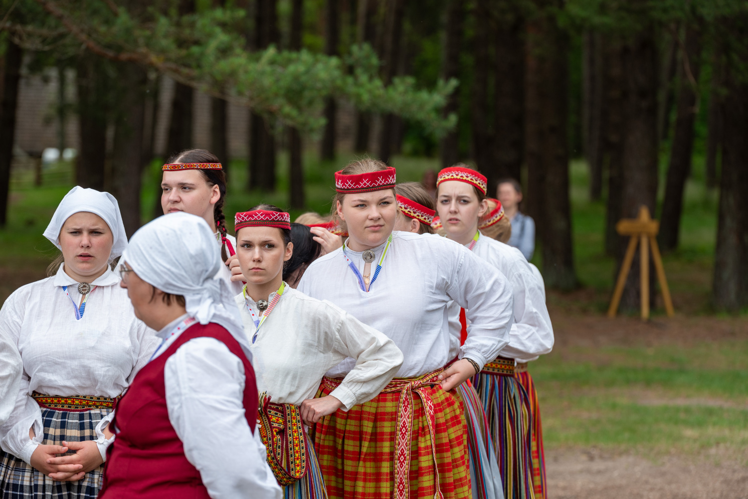 XIII Latvijas Skolu jaunatnes dziesmu un deju svētki: folkloras kopu programma "Dindaru, dandaru, radu novadu rakstus"