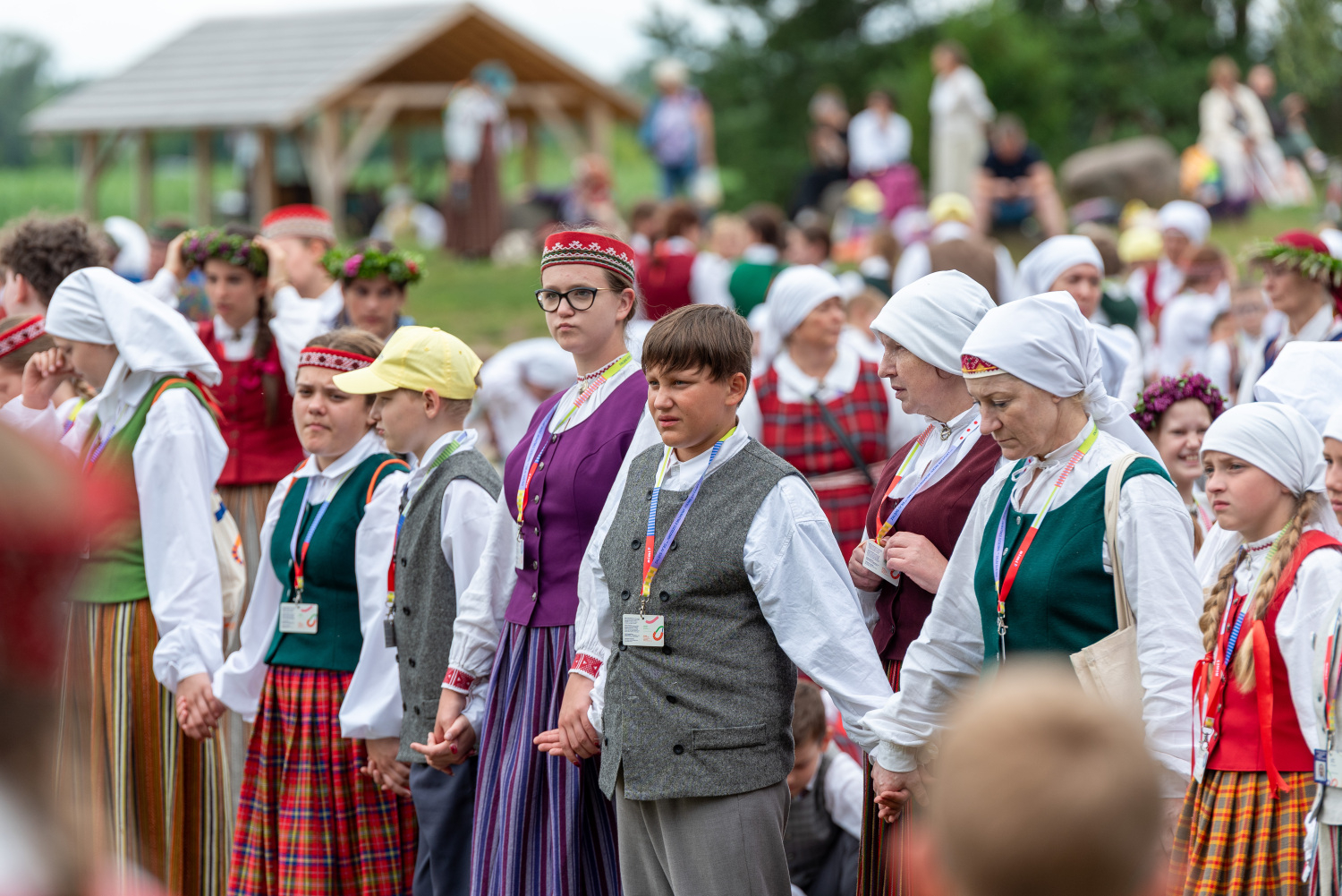 XIII Latvijas Skolu jaunatnes dziesmu un deju svētki: folkloras kopu programma "Dindaru, dandaru, radu novadu rakstus"