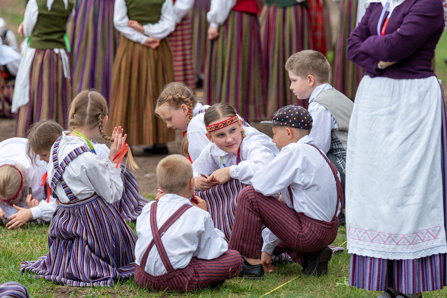 XIII Latvijas Skolu jaunatnes dziesmu un deju svētki: folkloras kopu programma "Dindaru, dandaru, radu novadu rakstus"