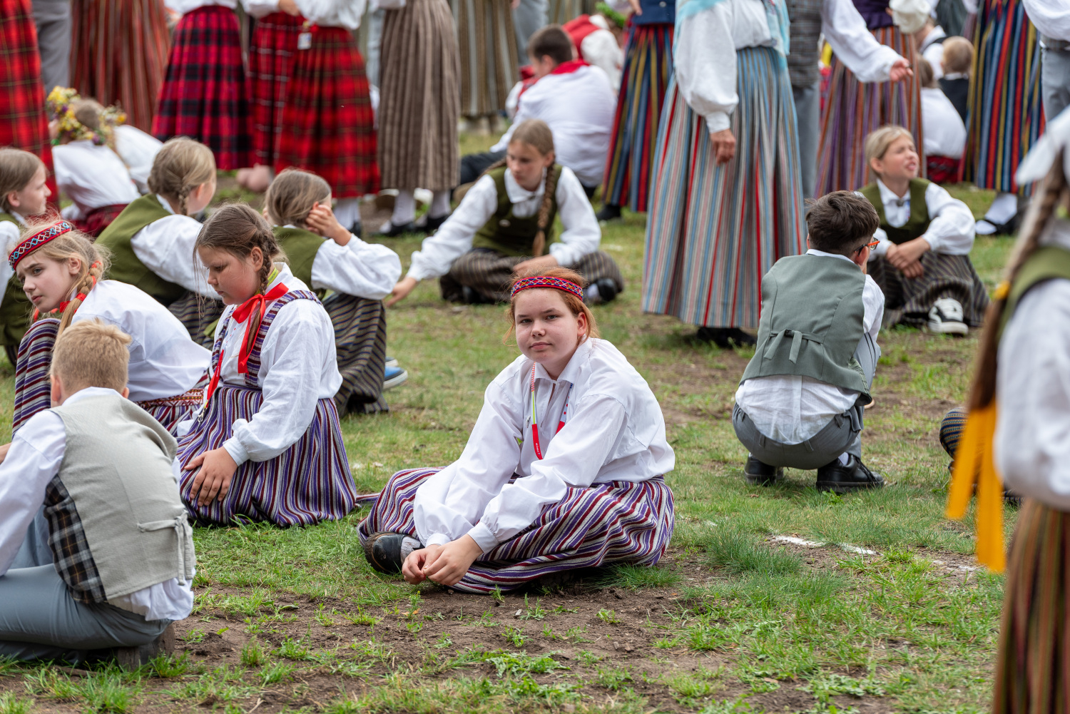 XIII Latvijas Skolu jaunatnes dziesmu un deju svētki: folkloras kopu programma "Dindaru, dandaru, radu novadu rakstus"