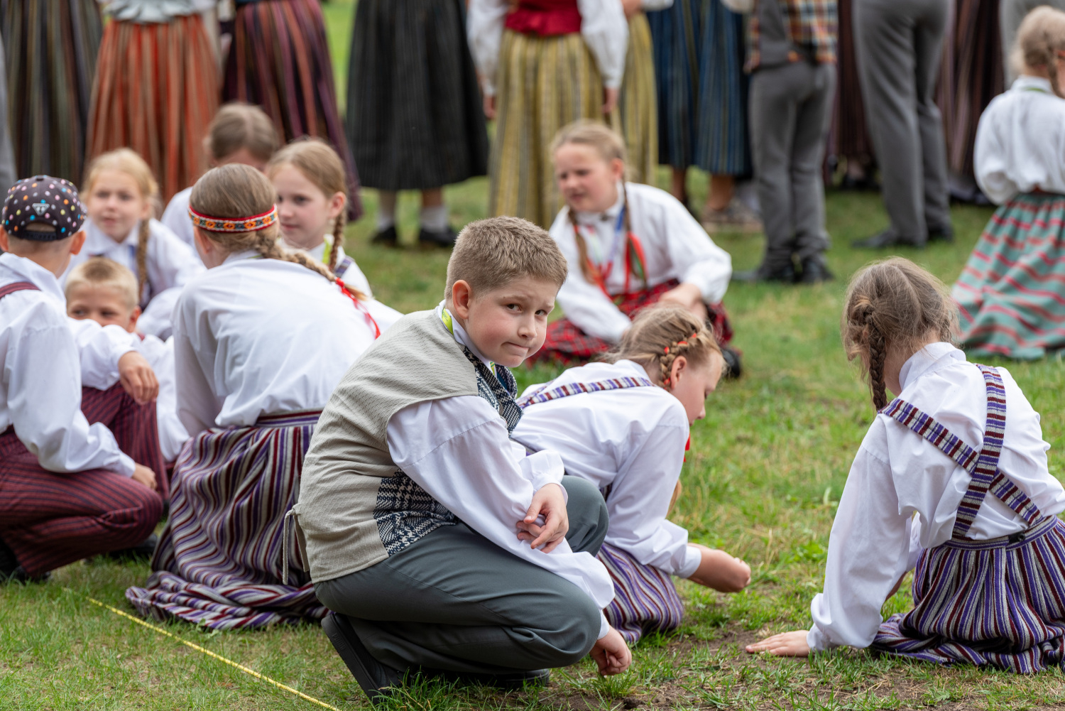 XIII Latvijas Skolu jaunatnes dziesmu un deju svētki: folkloras kopu programma "Dindaru, dandaru, radu novadu rakstus"