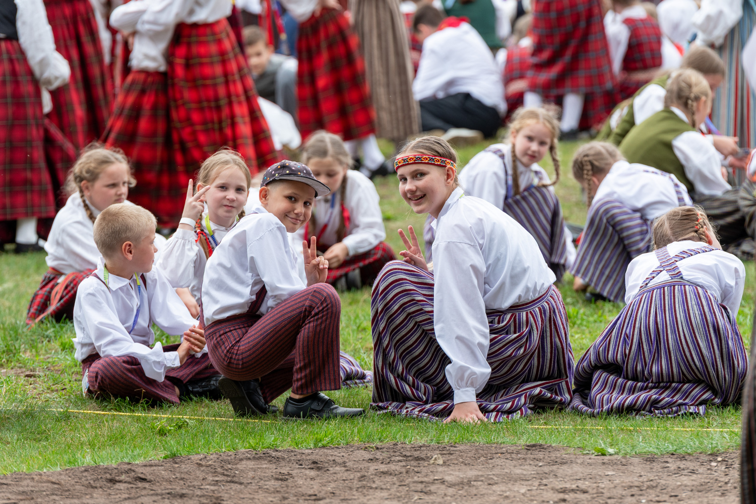 XIII Latvijas Skolu jaunatnes dziesmu un deju svētki: folkloras kopu programma "Dindaru, dandaru, radu novadu rakstus"