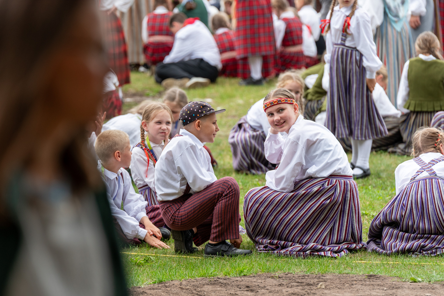 XIII Latvijas Skolu jaunatnes dziesmu un deju svētki: folkloras kopu programma "Dindaru, dandaru, radu novadu rakstus"
