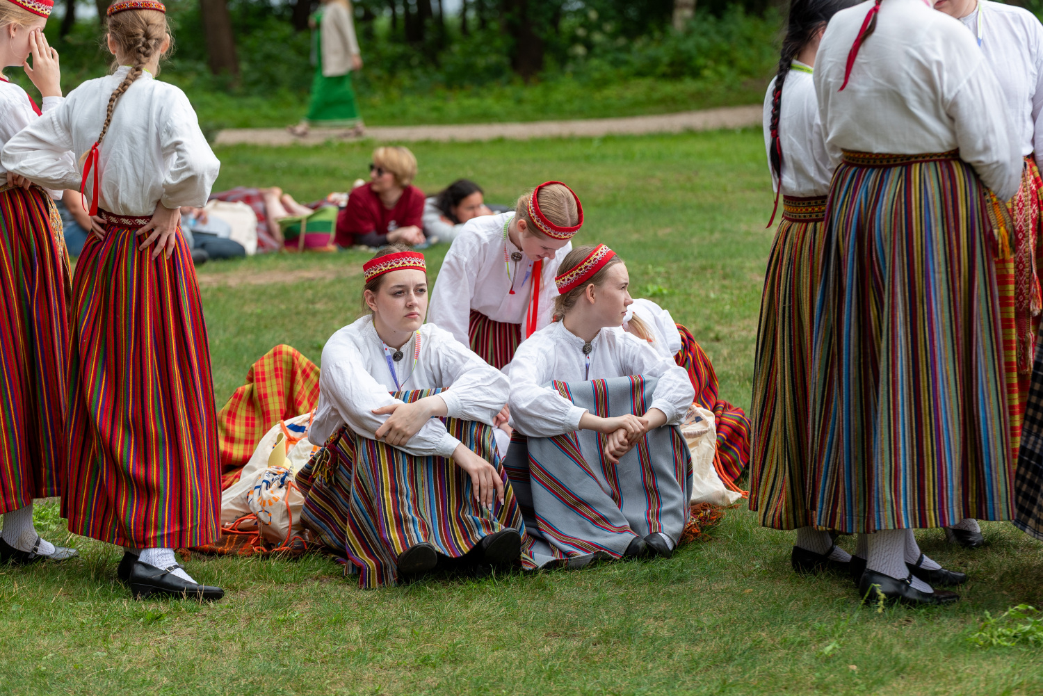 XIII Latvijas Skolu jaunatnes dziesmu un deju svētki: folkloras kopu programma "Dindaru, dandaru, radu novadu rakstus"