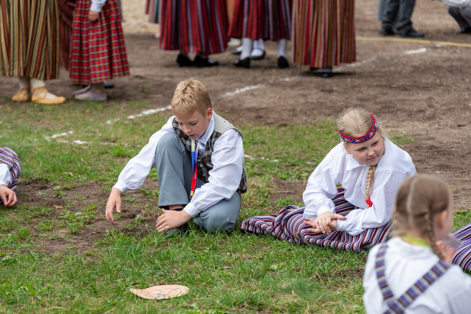 XIII Latvijas Skolu jaunatnes dziesmu un deju svētki: folkloras kopu programma "Dindaru, dandaru, radu novadu rakstus"