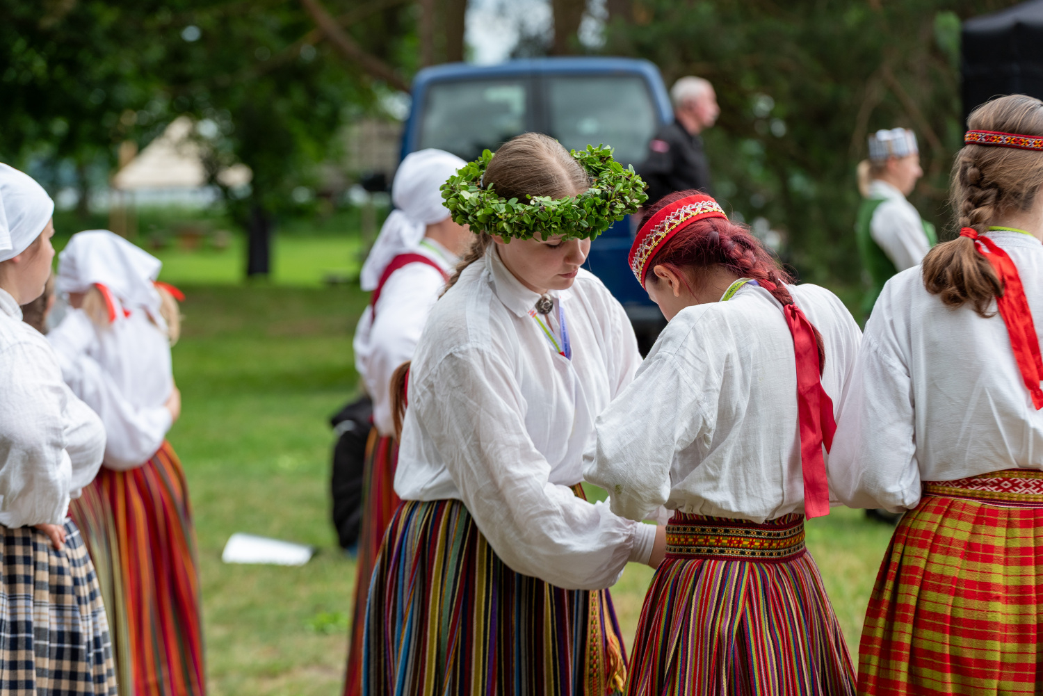 XIII Latvijas Skolu jaunatnes dziesmu un deju svētki: folkloras kopu programma "Dindaru, dandaru, radu novadu rakstus"