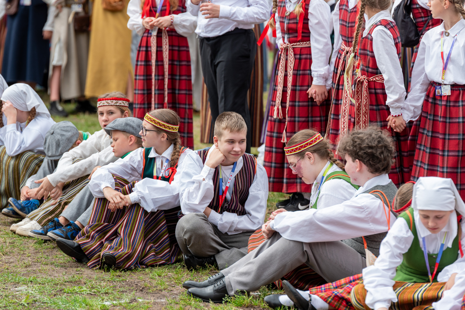 XIII Latvijas Skolu jaunatnes dziesmu un deju svētki: folkloras kopu programma "Dindaru, dandaru, radu novadu rakstus"