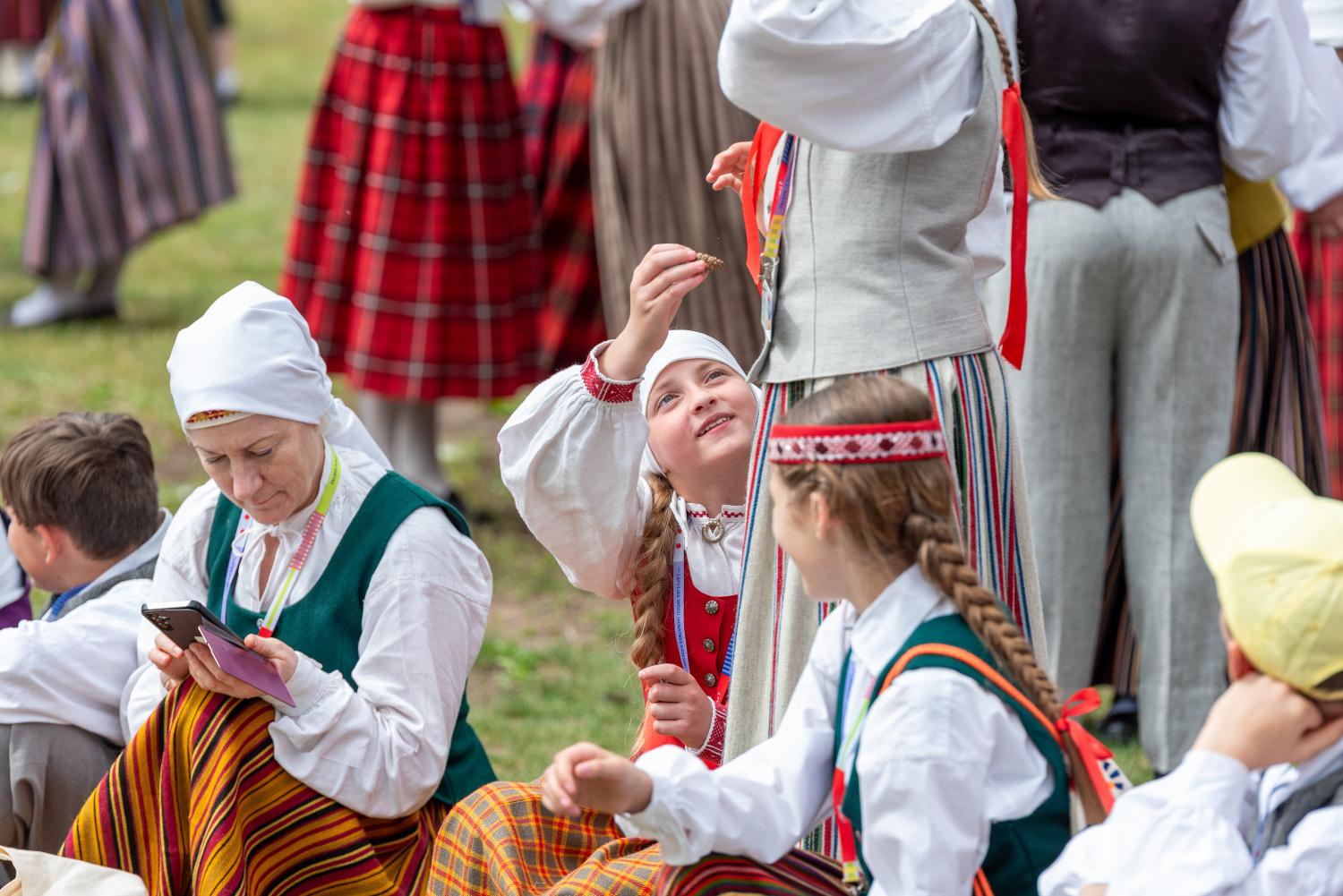 XIII Latvijas Skolu jaunatnes dziesmu un deju svētki: folkloras kopu programma "Dindaru, dandaru, radu novadu rakstus"