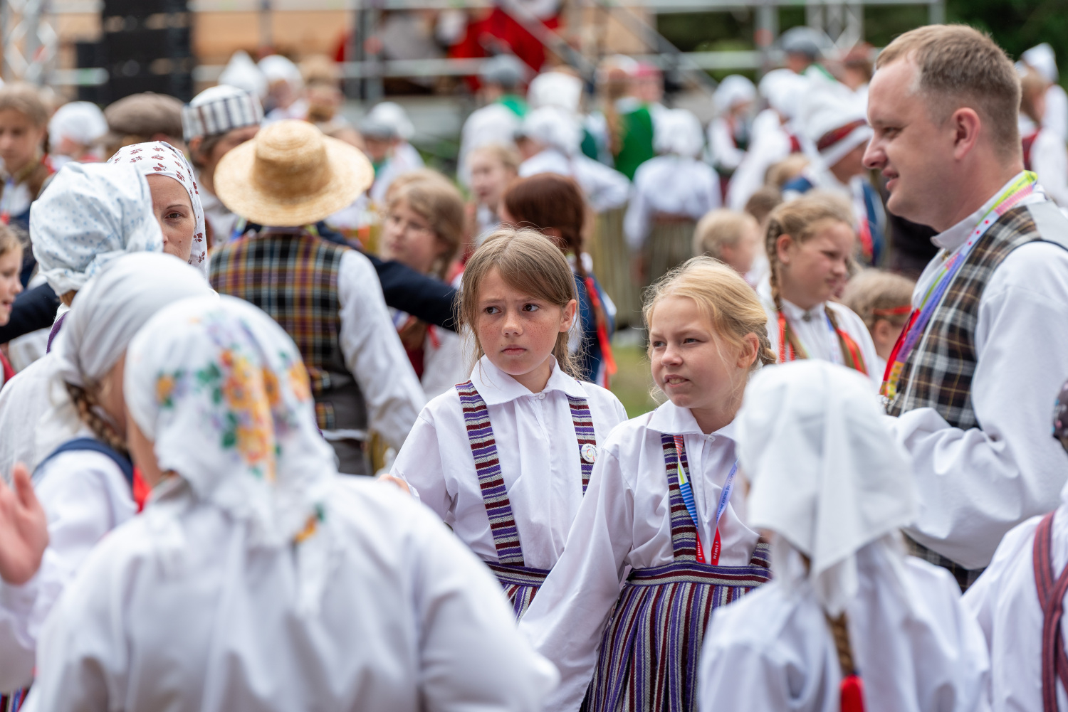 XIII Latvijas Skolu jaunatnes dziesmu un deju svētki: folkloras kopu programma "Dindaru, dandaru, radu novadu rakstus"