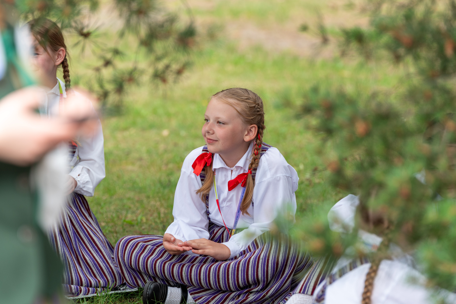 XIII Latvijas Skolu jaunatnes dziesmu un deju svētki: folkloras kopu programma "Dindaru, dandaru, radu novadu rakstus"