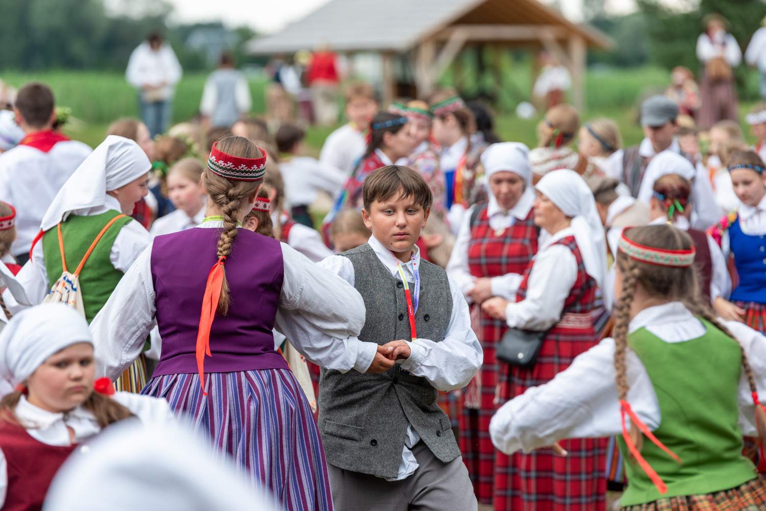 XIII Latvijas Skolu jaunatnes dziesmu un deju svētki: folkloras kopu programma "Dindaru, dandaru, radu novadu rakstus"