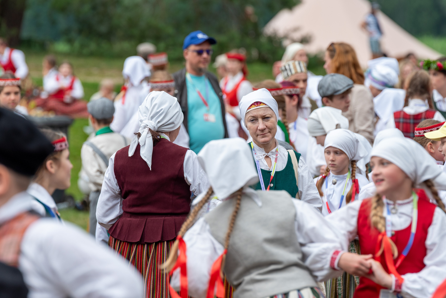 XIII Latvijas Skolu jaunatnes dziesmu un deju svētki: folkloras kopu programma "Dindaru, dandaru, radu novadu rakstus"