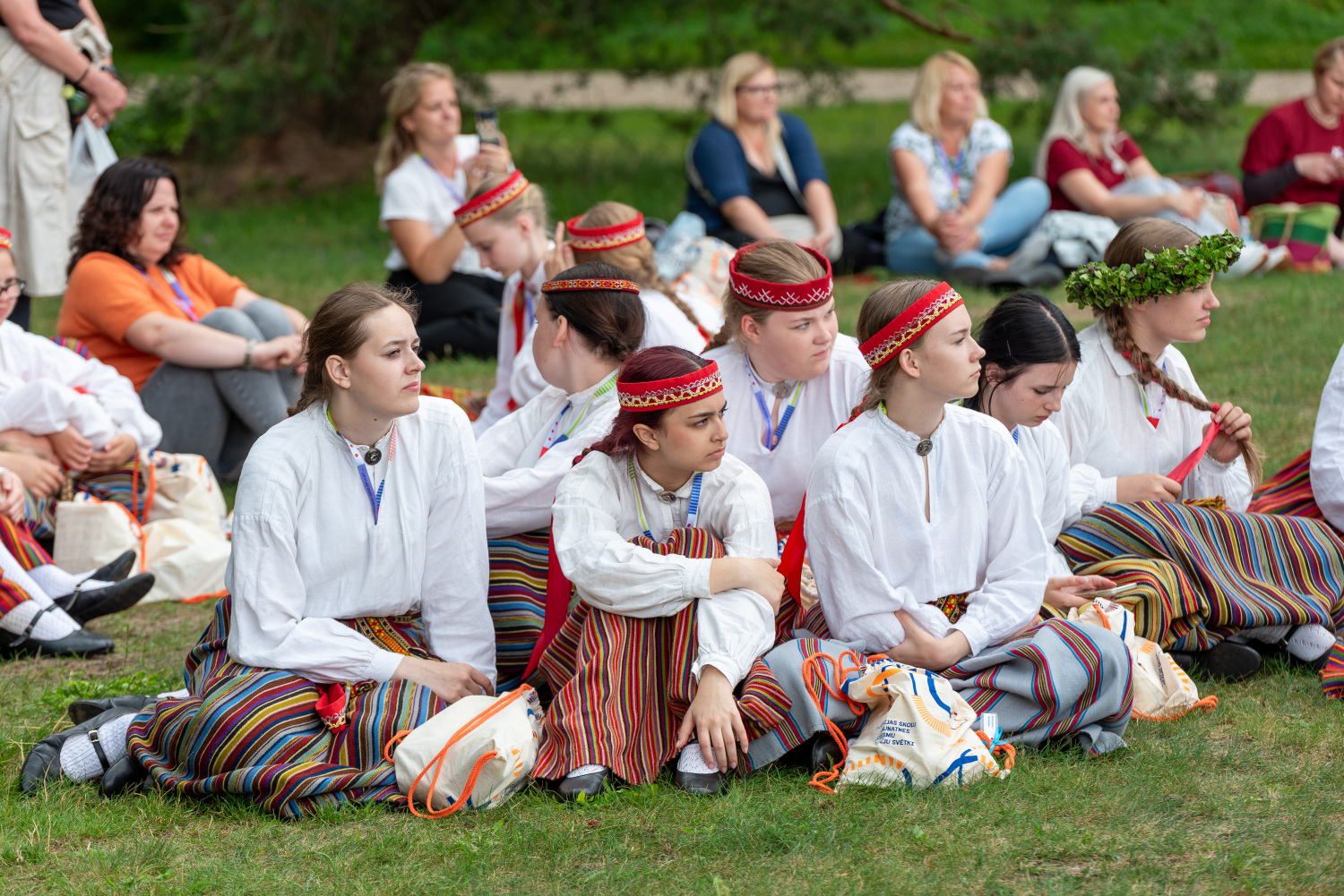 XIII Latvijas Skolu jaunatnes dziesmu un deju svētki: folkloras kopu programma "Dindaru, dandaru, radu novadu rakstus"