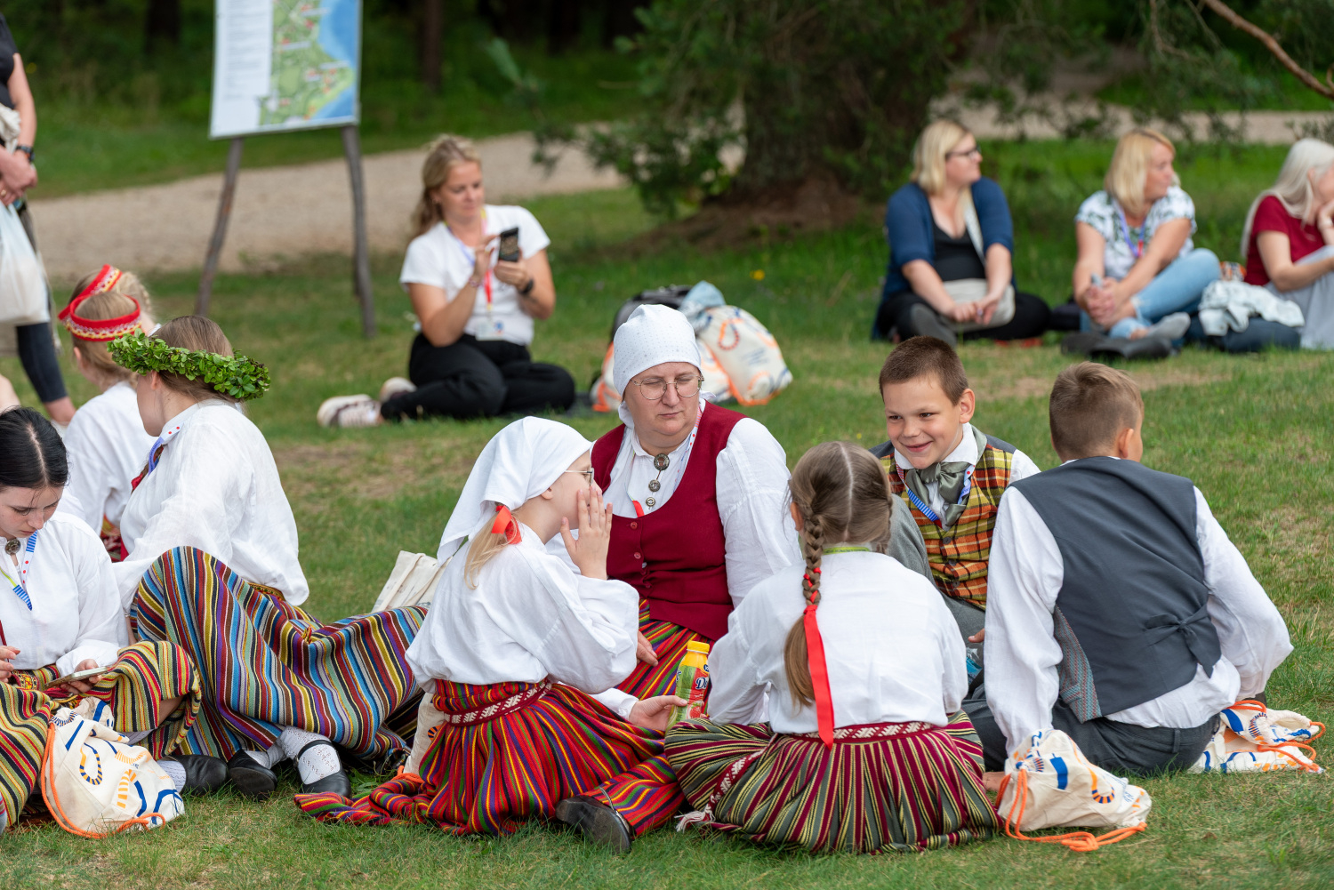 XIII Latvijas Skolu jaunatnes dziesmu un deju svētki: folkloras kopu programma "Dindaru, dandaru, radu novadu rakstus"