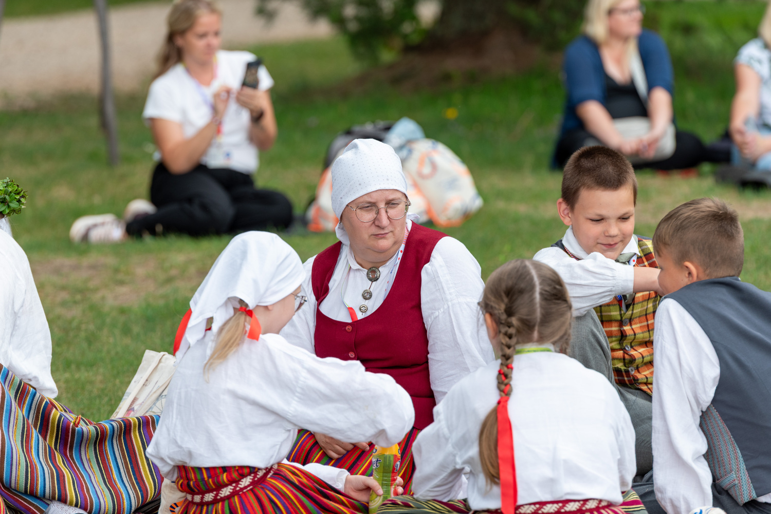 XIII Latvijas Skolu jaunatnes dziesmu un deju svētki: folkloras kopu programma "Dindaru, dandaru, radu novadu rakstus"