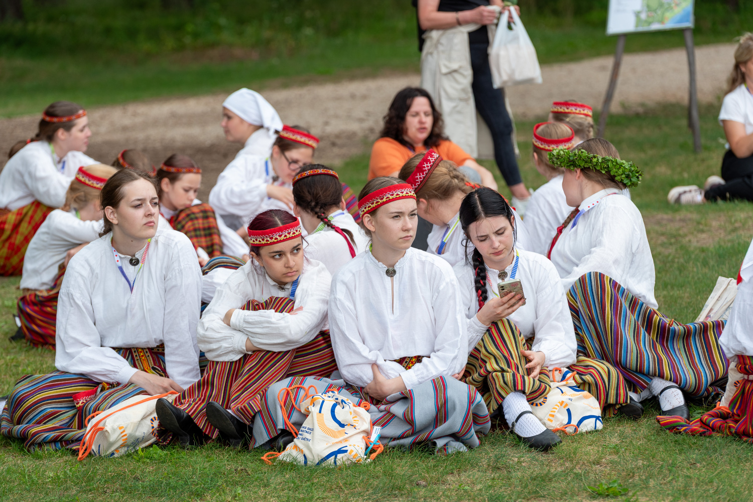 XIII Latvijas Skolu jaunatnes dziesmu un deju svētki: folkloras kopu programma "Dindaru, dandaru, radu novadu rakstus"