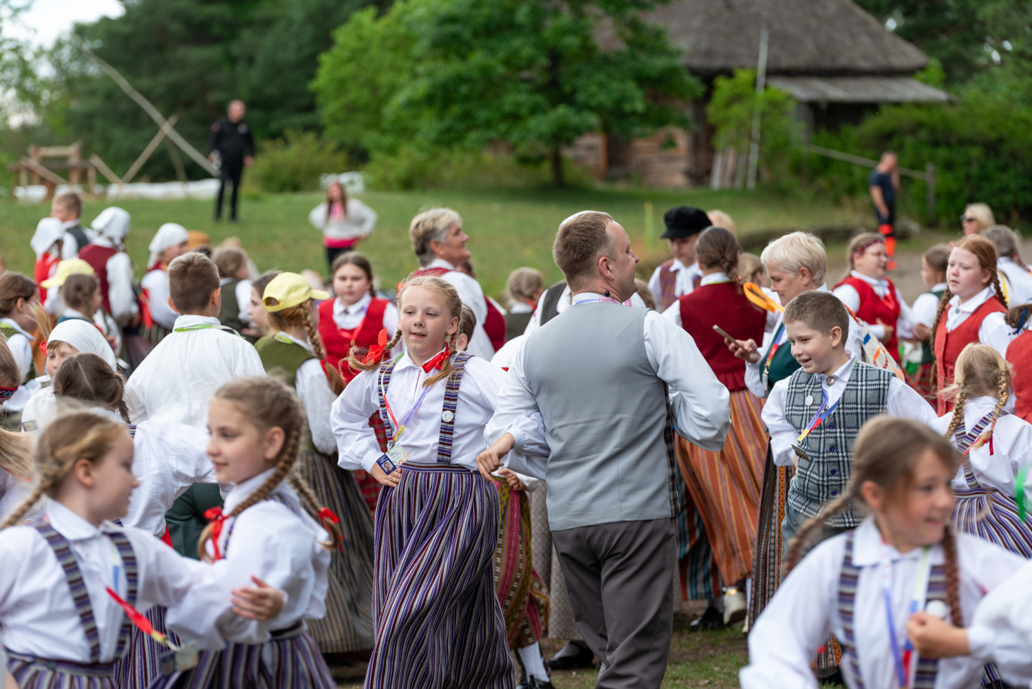 XIII Latvijas Skolu jaunatnes dziesmu un deju svētki: folkloras kopu programma "Dindaru, dandaru, radu novadu rakstus"