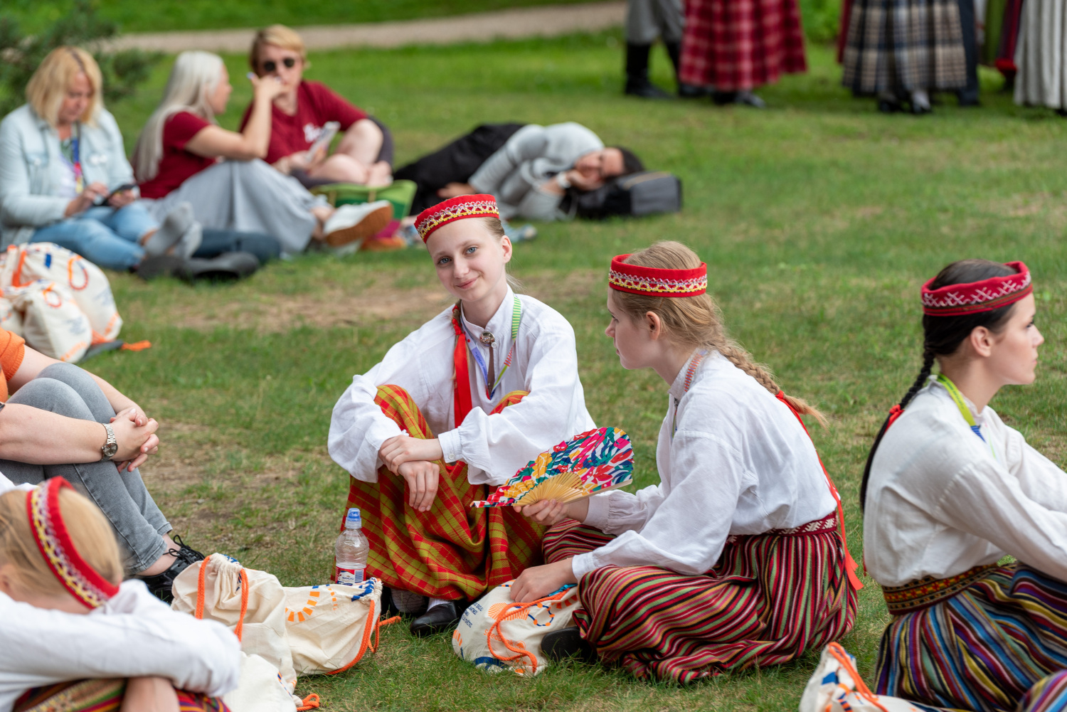 XIII Latvijas Skolu jaunatnes dziesmu un deju svētki: folkloras kopu programma "Dindaru, dandaru, radu novadu rakstus"