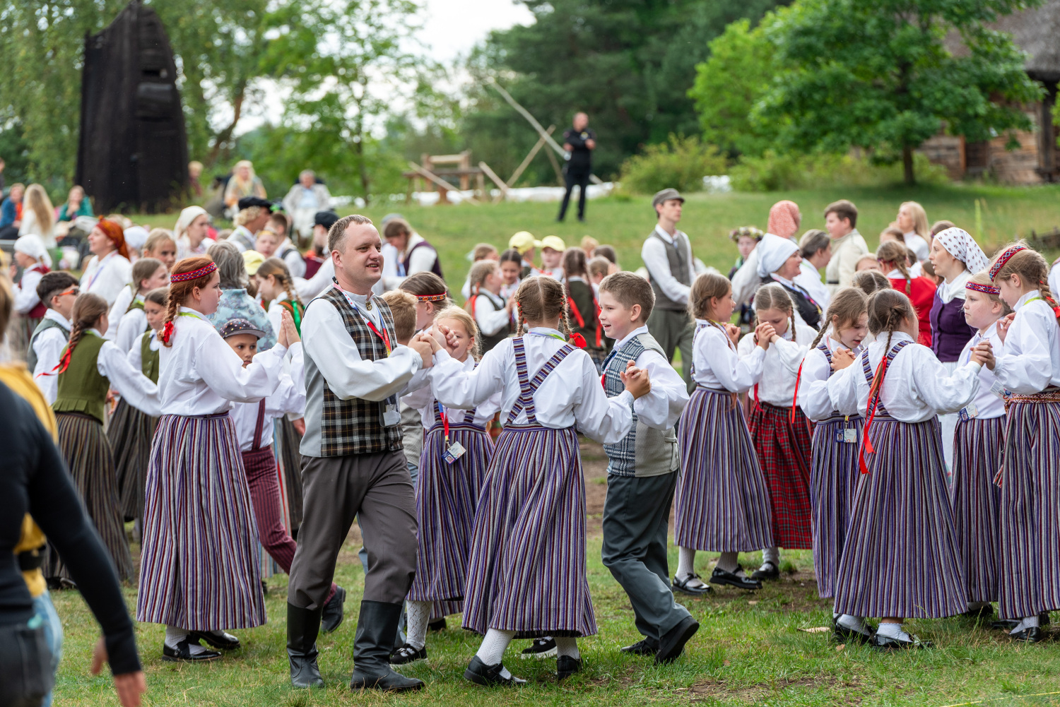XIII Latvijas Skolu jaunatnes dziesmu un deju svētki: folkloras kopu programma "Dindaru, dandaru, radu novadu rakstus"