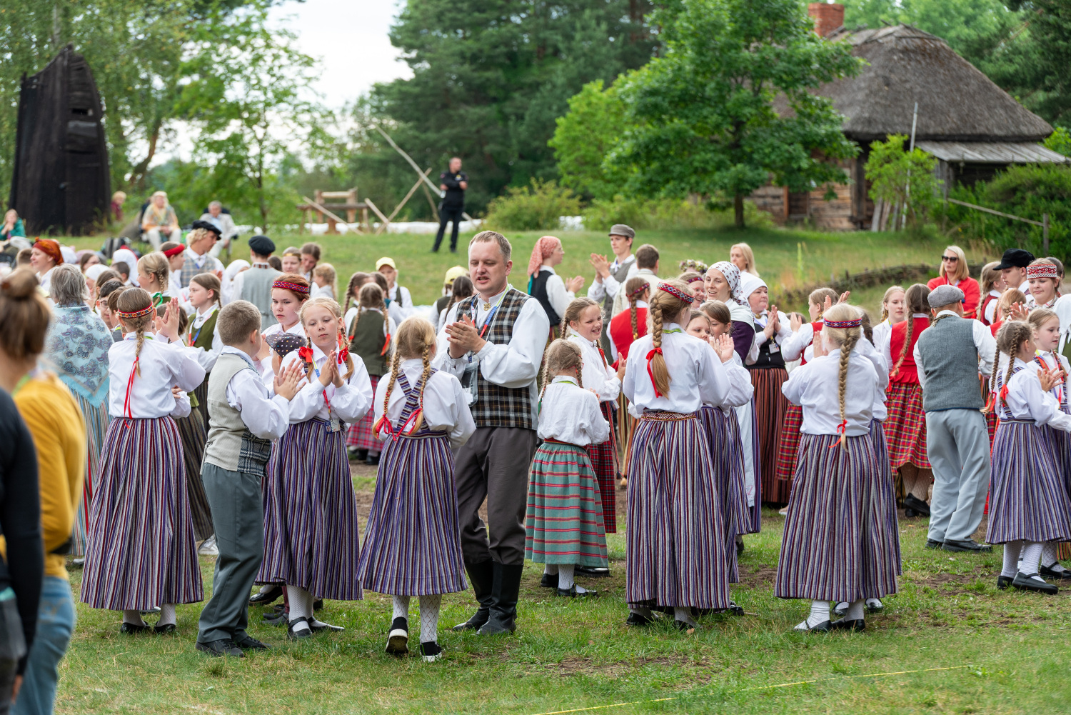 XIII Latvijas Skolu jaunatnes dziesmu un deju svētki: folkloras kopu programma "Dindaru, dandaru, radu novadu rakstus"
