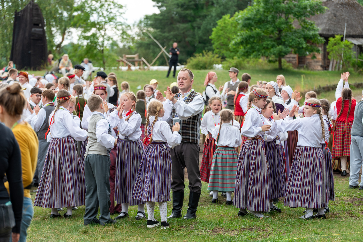 XIII Latvijas Skolu jaunatnes dziesmu un deju svētki: folkloras kopu programma "Dindaru, dandaru, radu novadu rakstus"