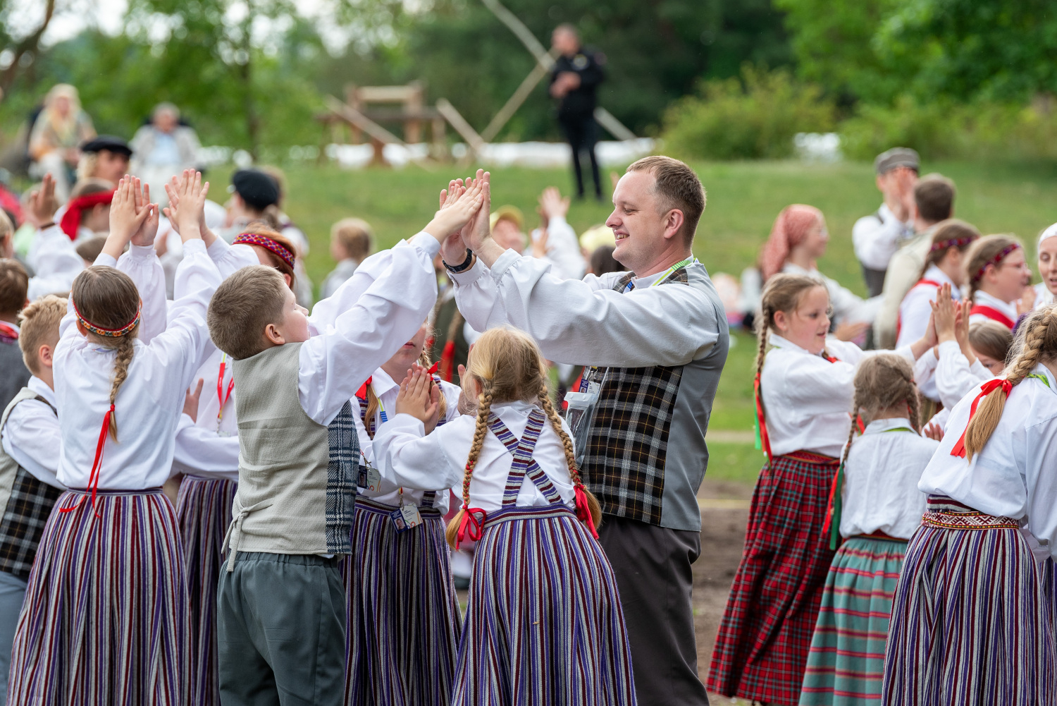 XIII Latvijas Skolu jaunatnes dziesmu un deju svētki: folkloras kopu programma "Dindaru, dandaru, radu novadu rakstus"