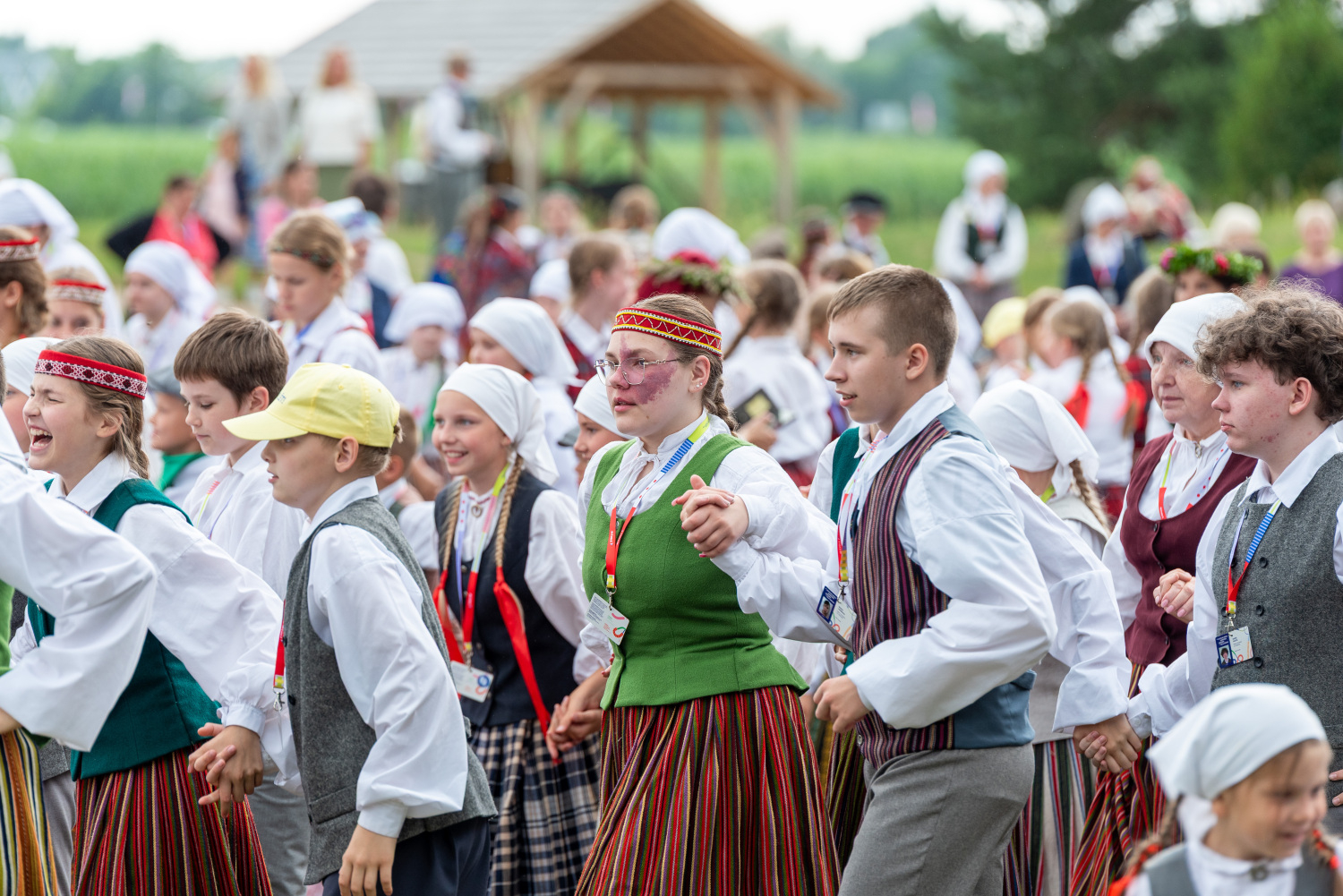 XIII Latvijas Skolu jaunatnes dziesmu un deju svētki: folkloras kopu programma "Dindaru, dandaru, radu novadu rakstus"