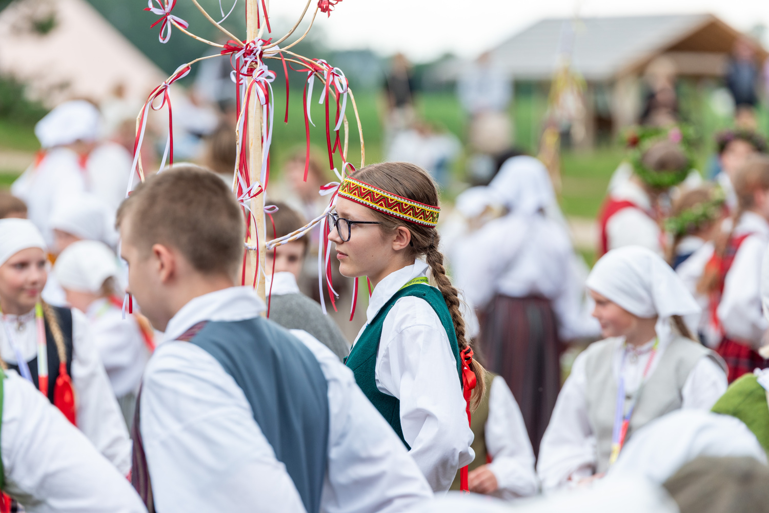 XIII Latvijas Skolu jaunatnes dziesmu un deju svētki: folkloras kopu programma "Dindaru, dandaru, radu novadu rakstus"