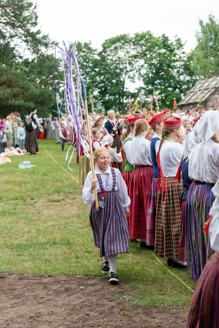 XIII Latvijas Skolu jaunatnes dziesmu un deju svētki: folkloras kopu programma "Dindaru, dandaru, radu novadu rakstus"