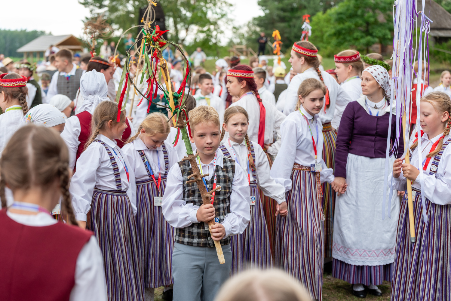 XIII Latvijas Skolu jaunatnes dziesmu un deju svētki: folkloras kopu programma "Dindaru, dandaru, radu novadu rakstus"