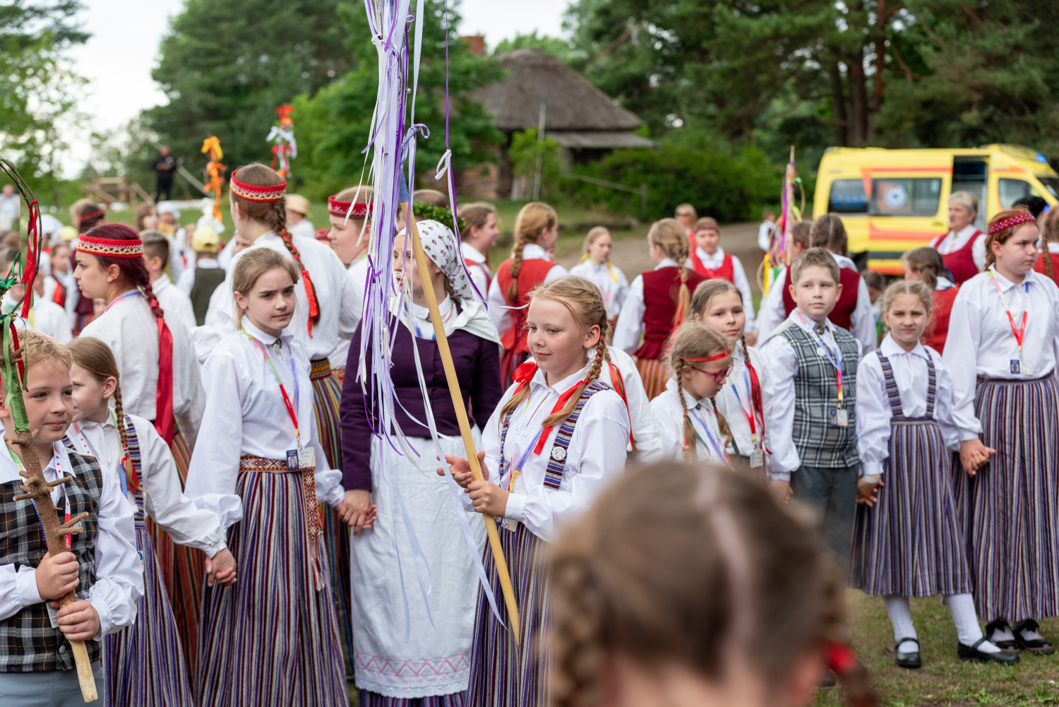 XIII Latvijas Skolu jaunatnes dziesmu un deju svētki: folkloras kopu programma "Dindaru, dandaru, radu novadu rakstus"