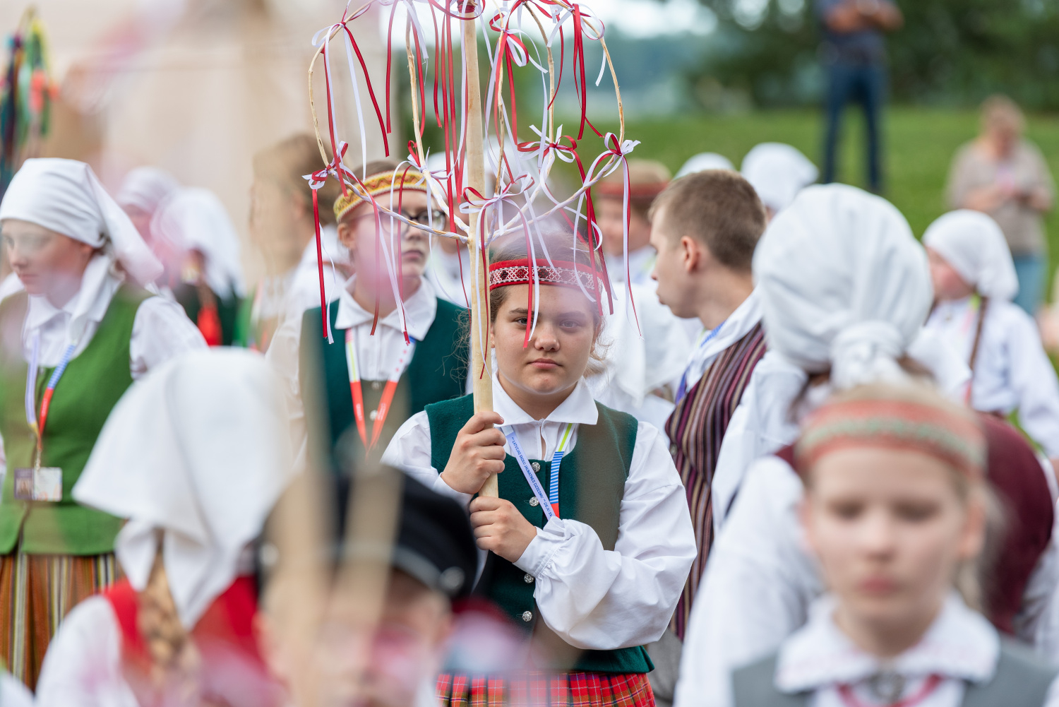 XIII Latvijas Skolu jaunatnes dziesmu un deju svētki: folkloras kopu programma "Dindaru, dandaru, radu novadu rakstus"