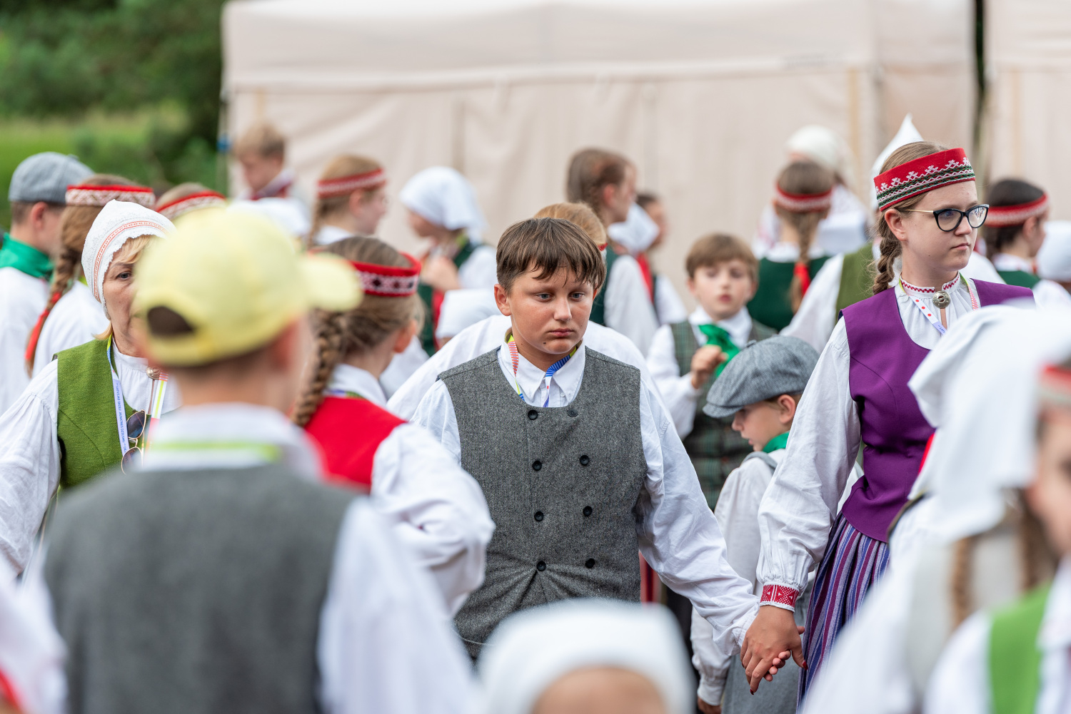 XIII Latvijas Skolu jaunatnes dziesmu un deju svētki: folkloras kopu programma "Dindaru, dandaru, radu novadu rakstus"