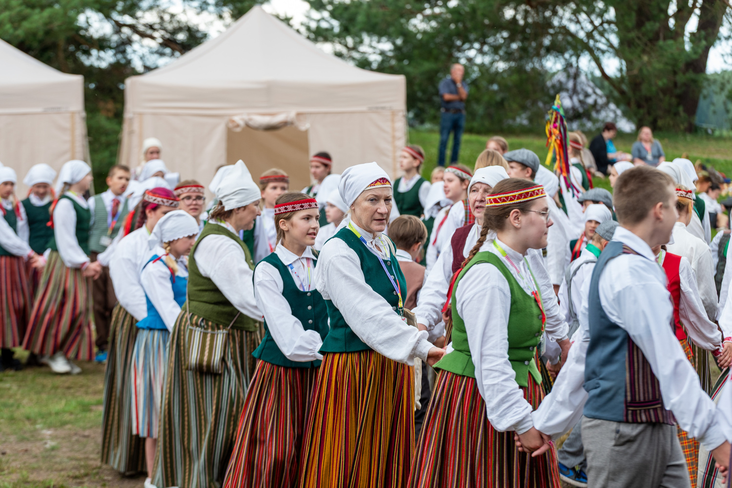 XIII Latvijas Skolu jaunatnes dziesmu un deju svētki: folkloras kopu programma "Dindaru, dandaru, radu novadu rakstus"
