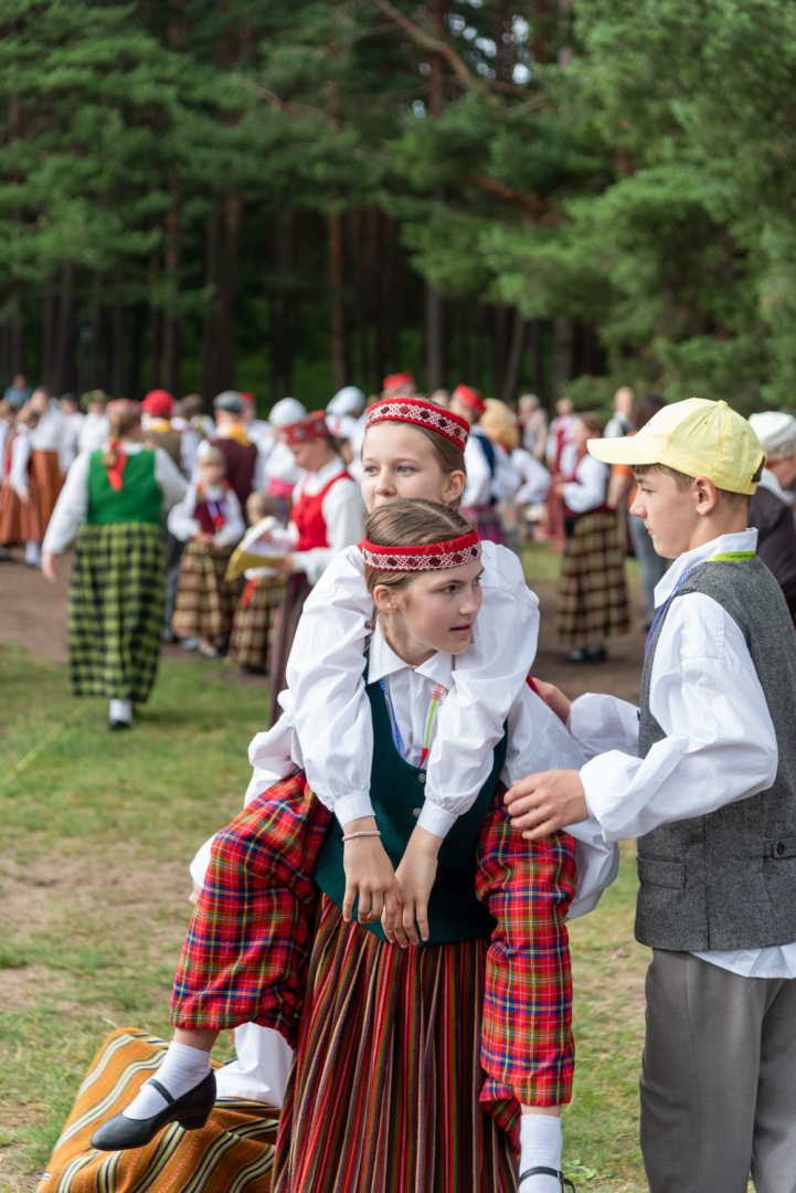 XIII Latvijas Skolu jaunatnes dziesmu un deju svētki: folkloras kopu programma "Dindaru, dandaru, radu novadu rakstus"