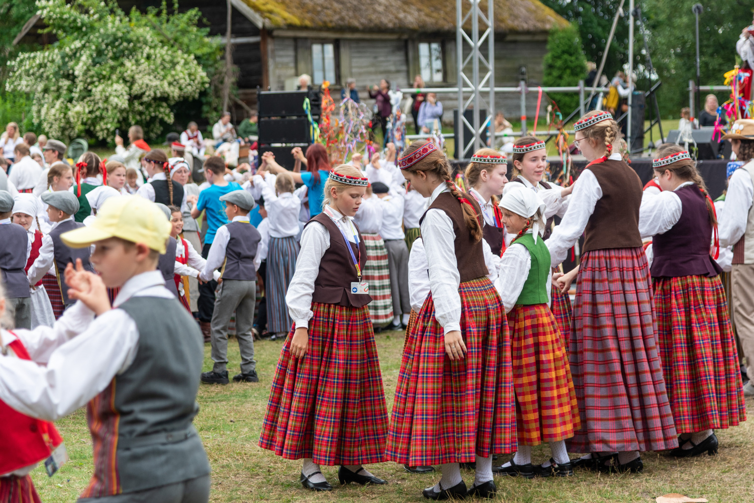 XIII Latvijas Skolu jaunatnes dziesmu un deju svētki: folkloras kopu programma "Dindaru, dandaru, radu novadu rakstus"