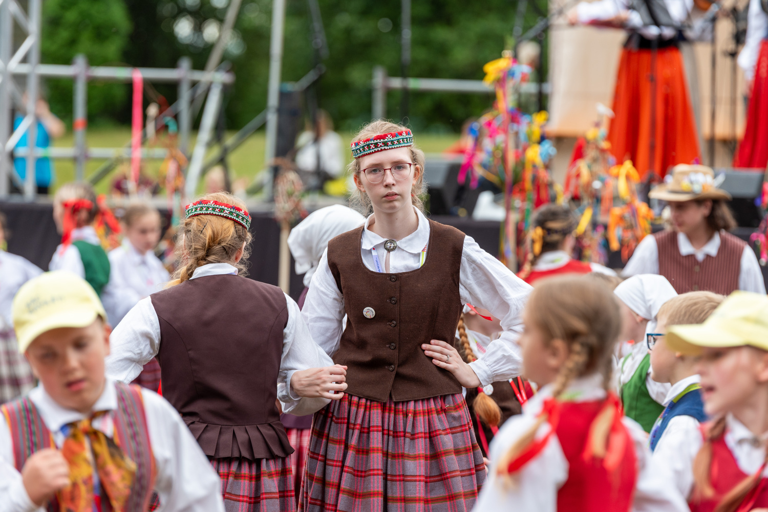XIII Latvijas Skolu jaunatnes dziesmu un deju svētki: folkloras kopu programma "Dindaru, dandaru, radu novadu rakstus"