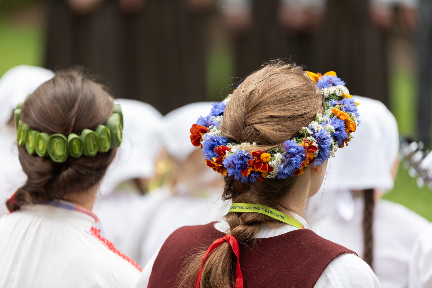 XIII Latvijas Skolu jaunatnes dziesmu un deju svētki: folkloras kopu programma "Dindaru, dandaru, radu novadu rakstus"