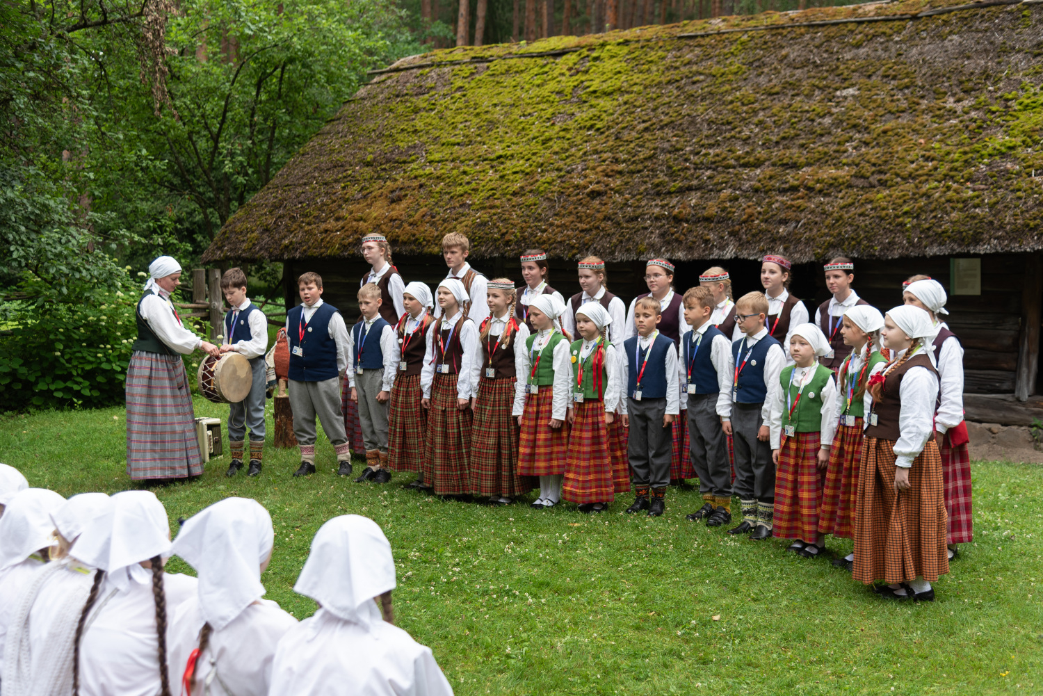 XIII Latvijas Skolu jaunatnes dziesmu un deju svētki: folkloras kopu programma "Dindaru, dandaru, radu novadu rakstus"