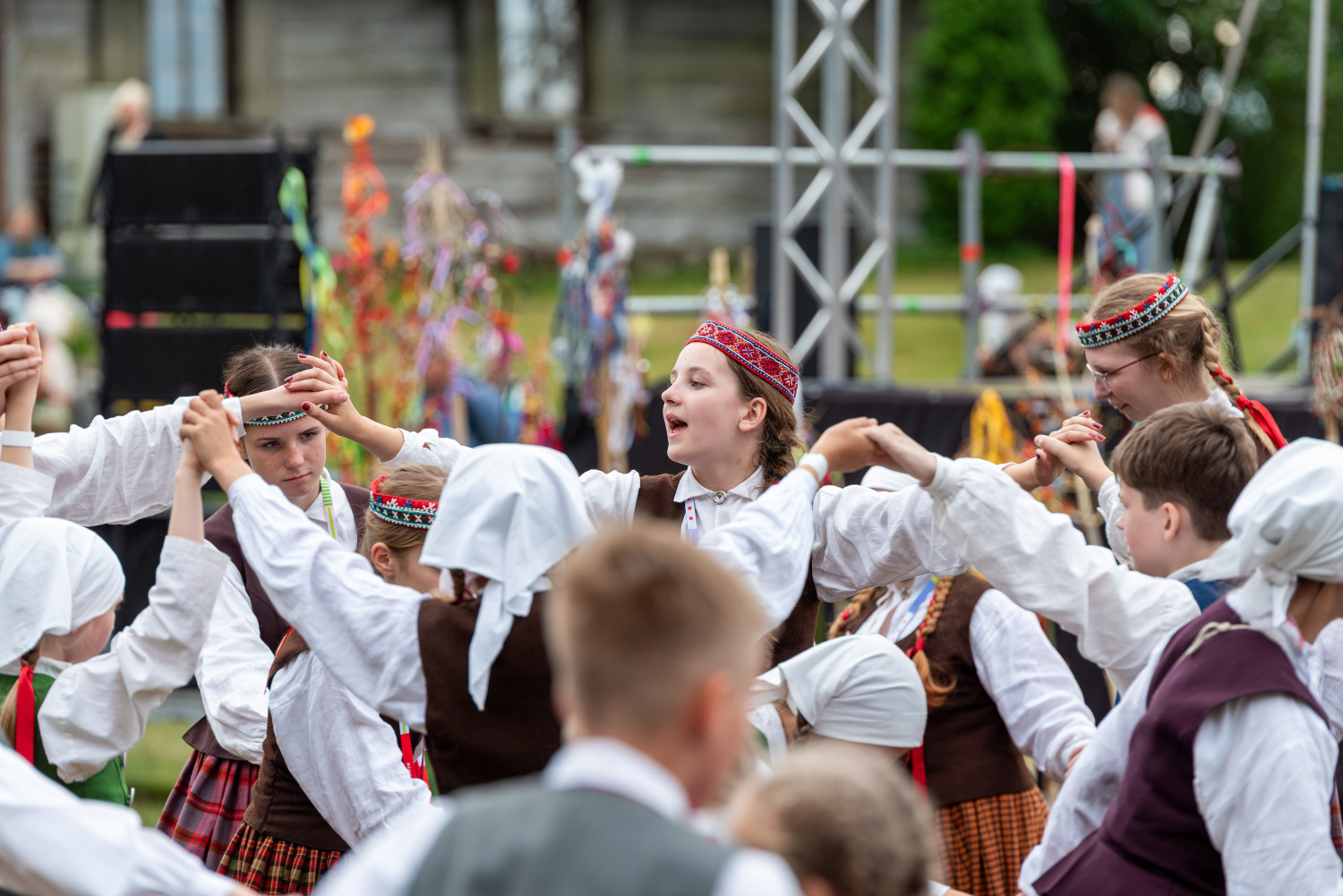 XIII Latvijas Skolu jaunatnes dziesmu un deju svētki: folkloras kopu programma "Dindaru, dandaru, radu novadu rakstus"