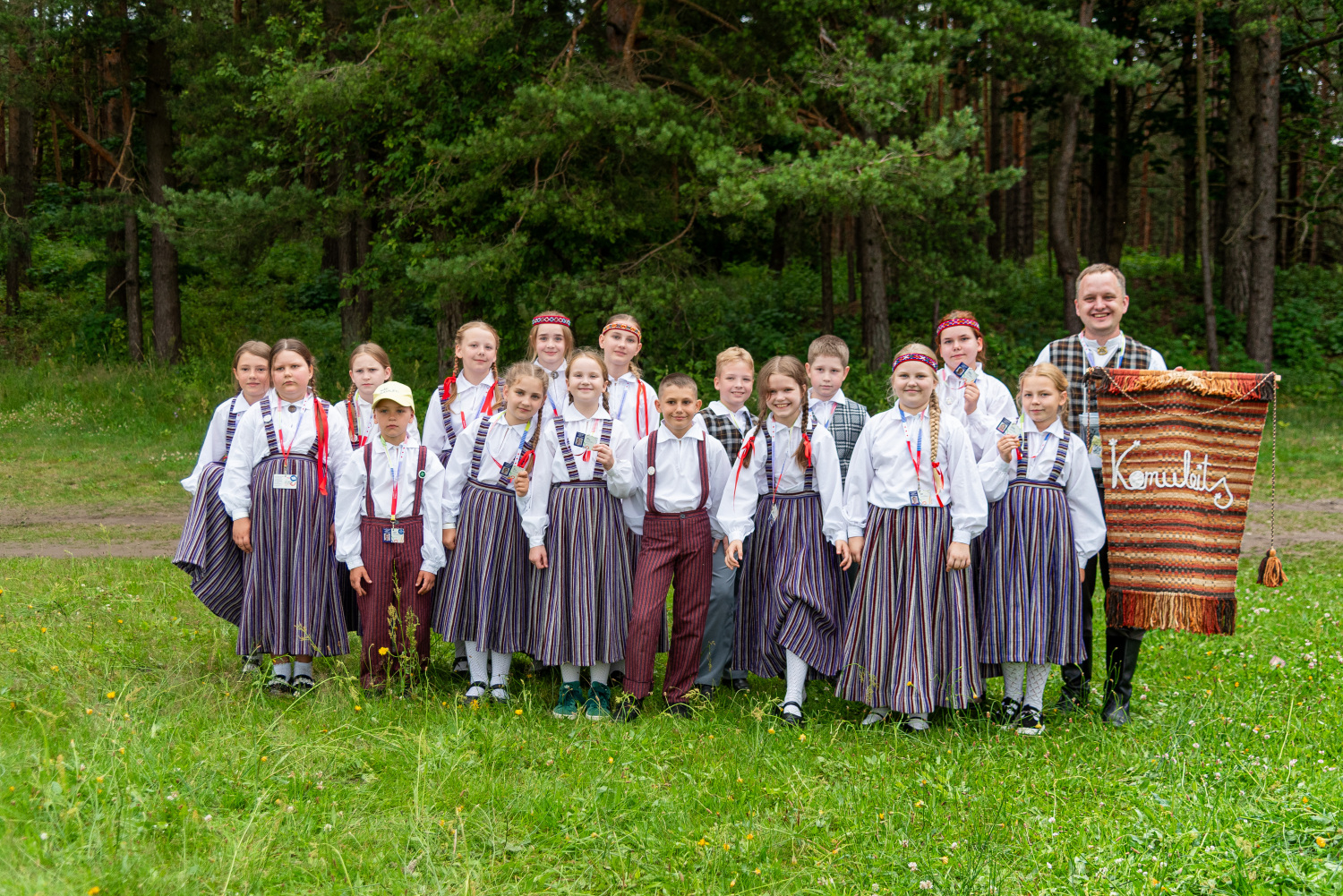 XIII Latvijas Skolu jaunatnes dziesmu un deju svētki: folkloras kopu programma "Dindaru, dandaru, radu novadu rakstus"