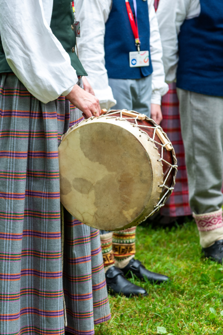 XIII Latvijas Skolu jaunatnes dziesmu un deju svētki: folkloras kopu programma "Dindaru, dandaru, radu novadu rakstus"