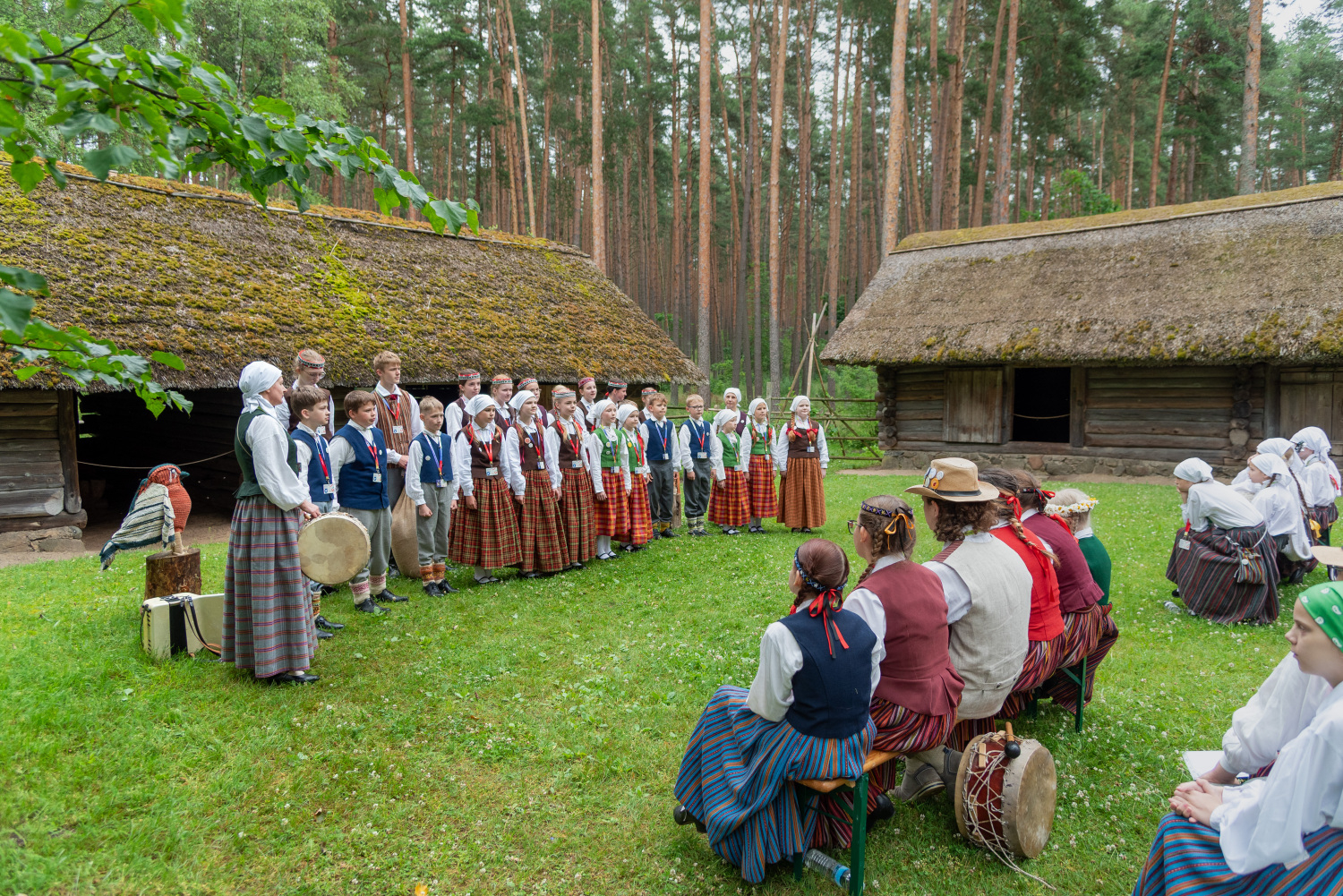 XIII Latvijas Skolu jaunatnes dziesmu un deju svētki: folkloras kopu programma "Dindaru, dandaru, radu novadu rakstus"