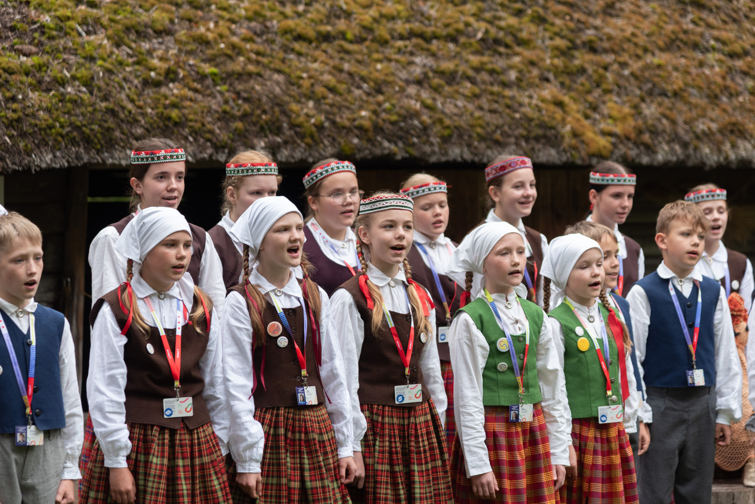 XIII Latvijas Skolu jaunatnes dziesmu un deju svētki: folkloras kopu programma "Dindaru, dandaru, radu novadu rakstus"